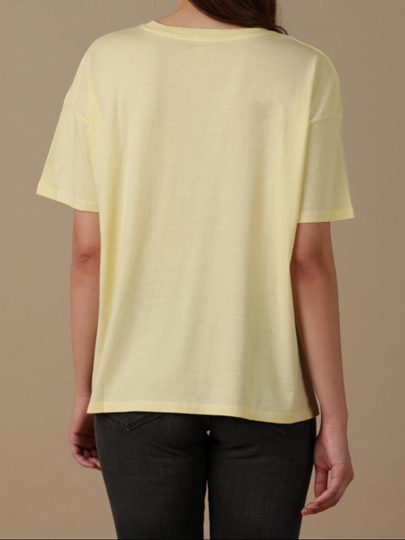 Grafisch beige T-shirt met ronde hals en Girlfriend Fit voor dames